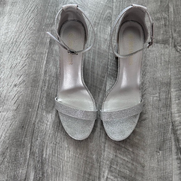 Dream Pairs Ankle Strap Silver Shining Chunky Heels Sandals Size 8 - Picture 3 of 8